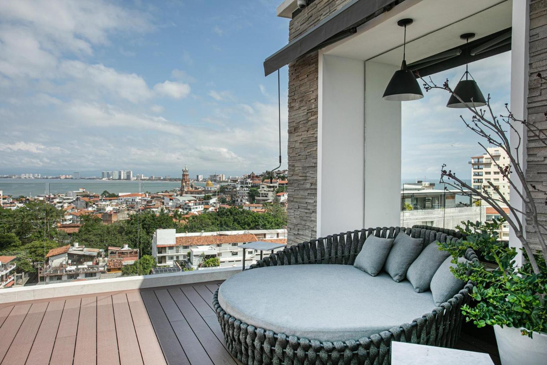 Prime 2br Condo, Rooftop Pool And Gym *